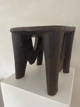 Lade das Bild in den Galerie-Viewer, African wooden stool
