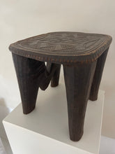 Lade das Bild in den Galerie-Viewer, African wooden stool
