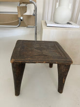 Lade das Bild in den Galerie-Viewer, African wooden stool
