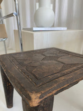 Lade das Bild in den Galerie-Viewer, African wooden stool
