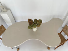 Lade das Bild in den Galerie-Viewer, Postmodern freeform table
