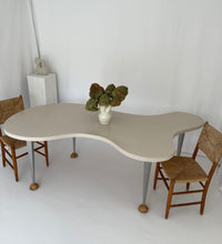 Lade das Bild in den Galerie-Viewer, Postmodern freeform table
