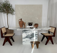 Lade das Bild in den Galerie-Viewer, Oval Calacatta Marble Table
