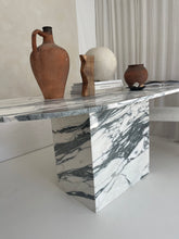 Lade das Bild in den Galerie-Viewer, Oval Calacatta Marble Table
